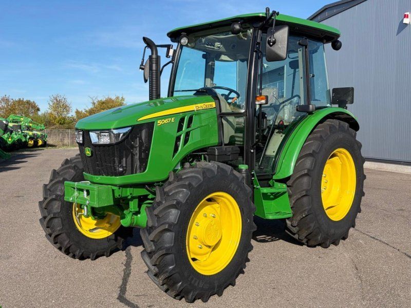 John Deere 5067E