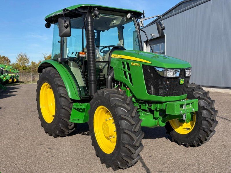 John Deere 5067E