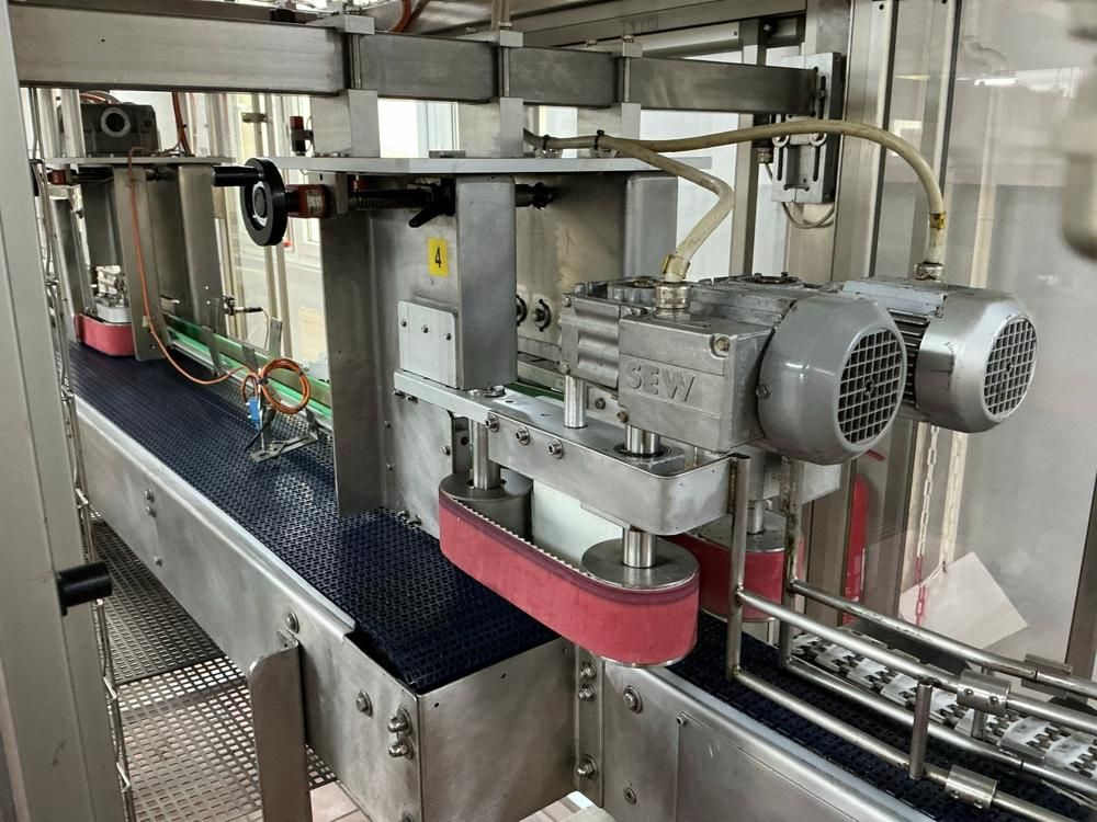 Lane divider machine
