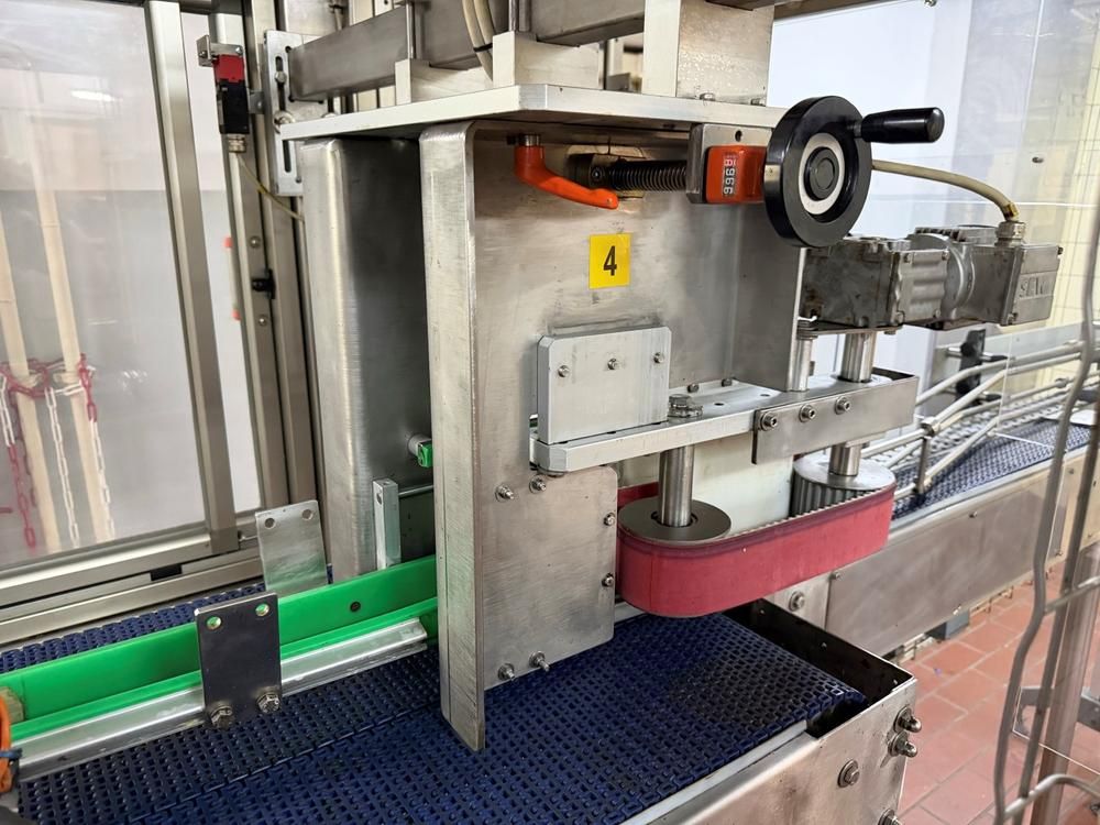 Lane divider machine