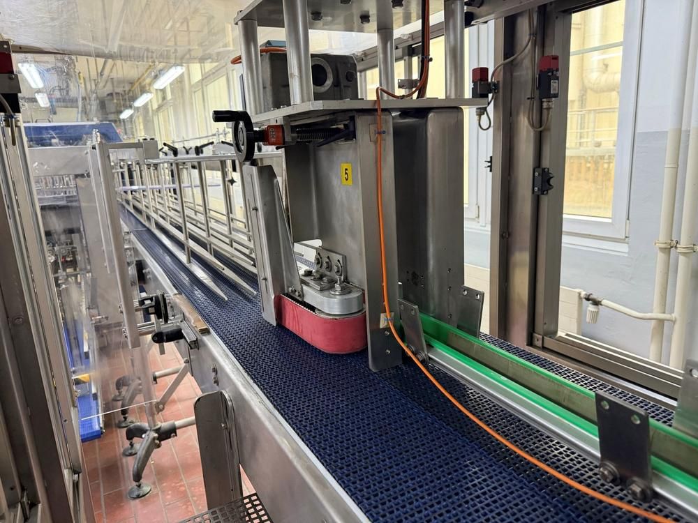 Lane divider machine