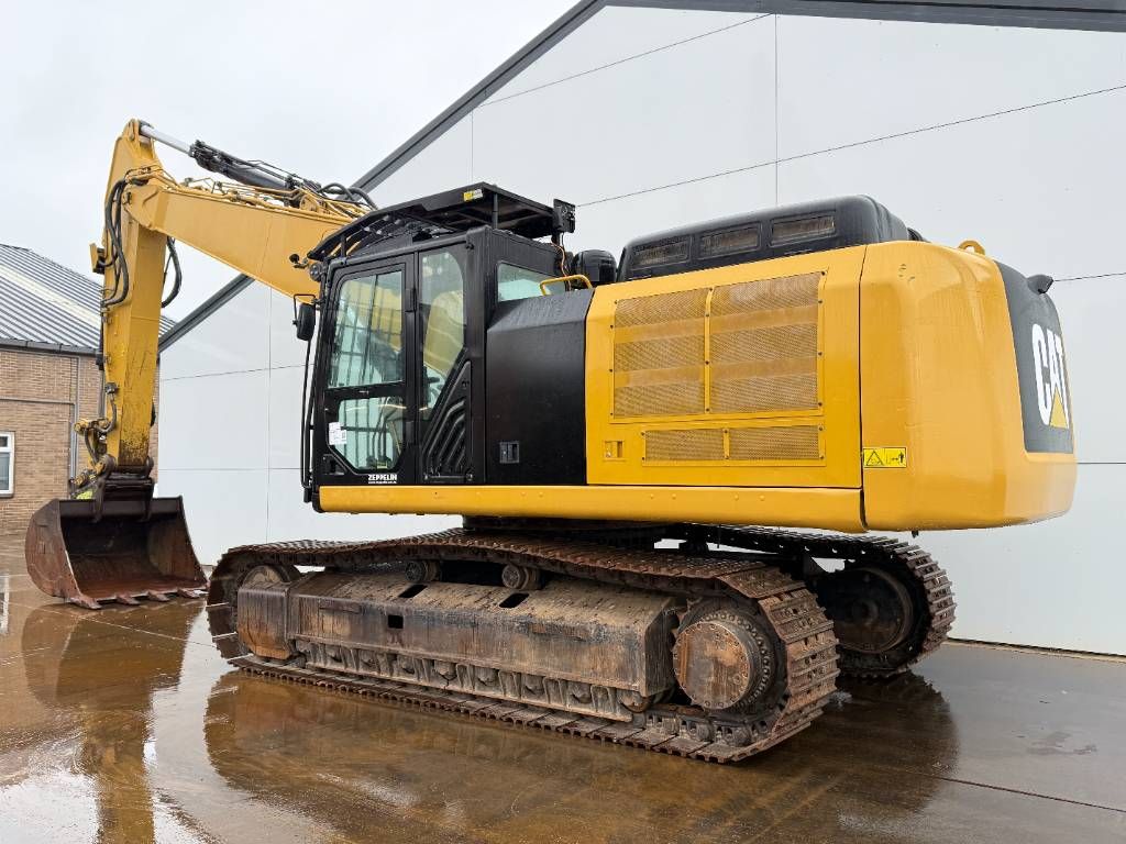 CAT 337FLN - German / OilQuick / Rear + Side Camera