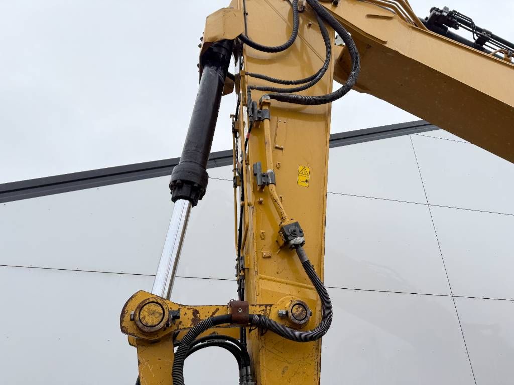 CAT 337FLN - German / OilQuick / Rear + Side Camera