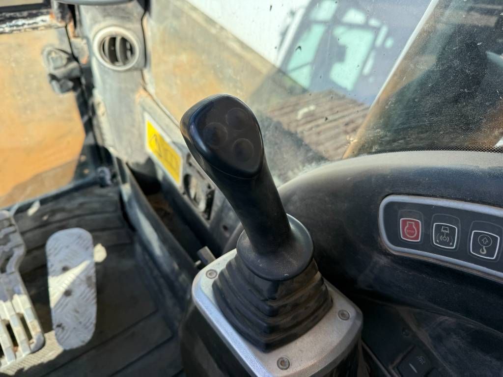 JCB JS260LC - Hammer Lines / Heated Seat
