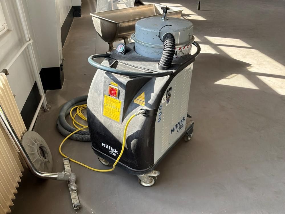 2009 NILFISK CTS 40 industrial vacuum cleaner