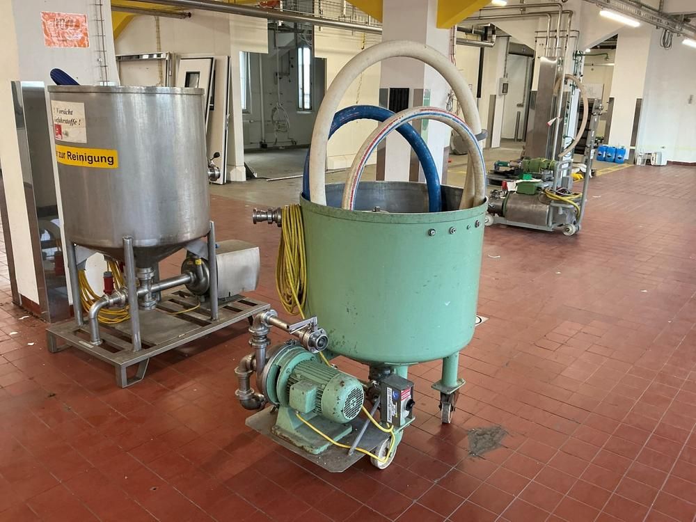 Storage tank with pump