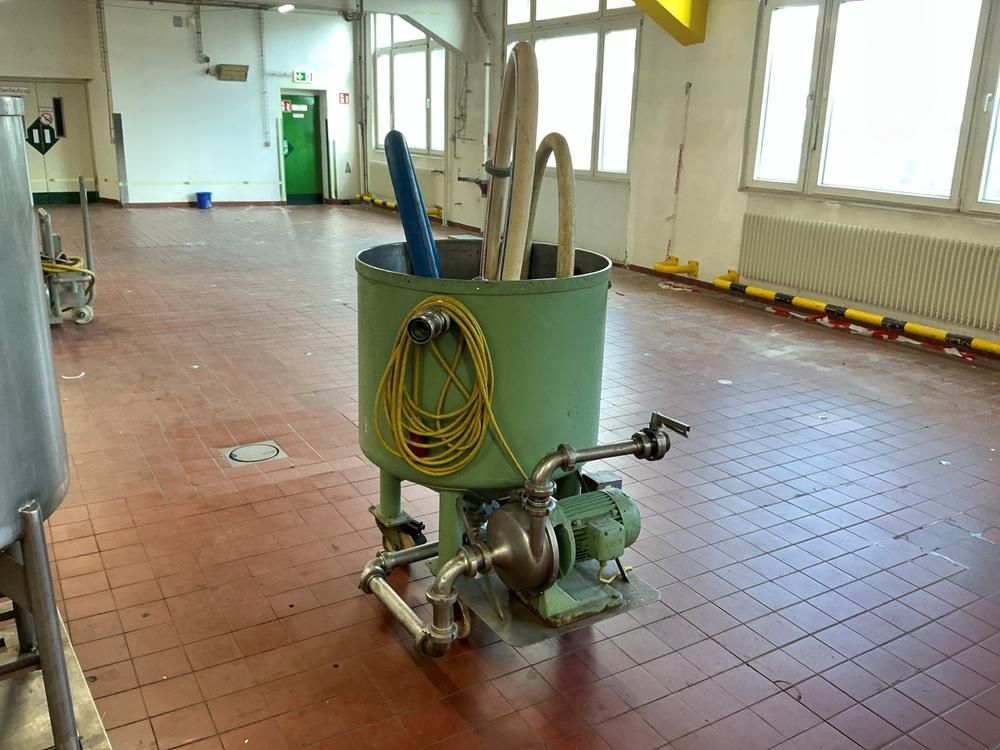 Storage tank with pump