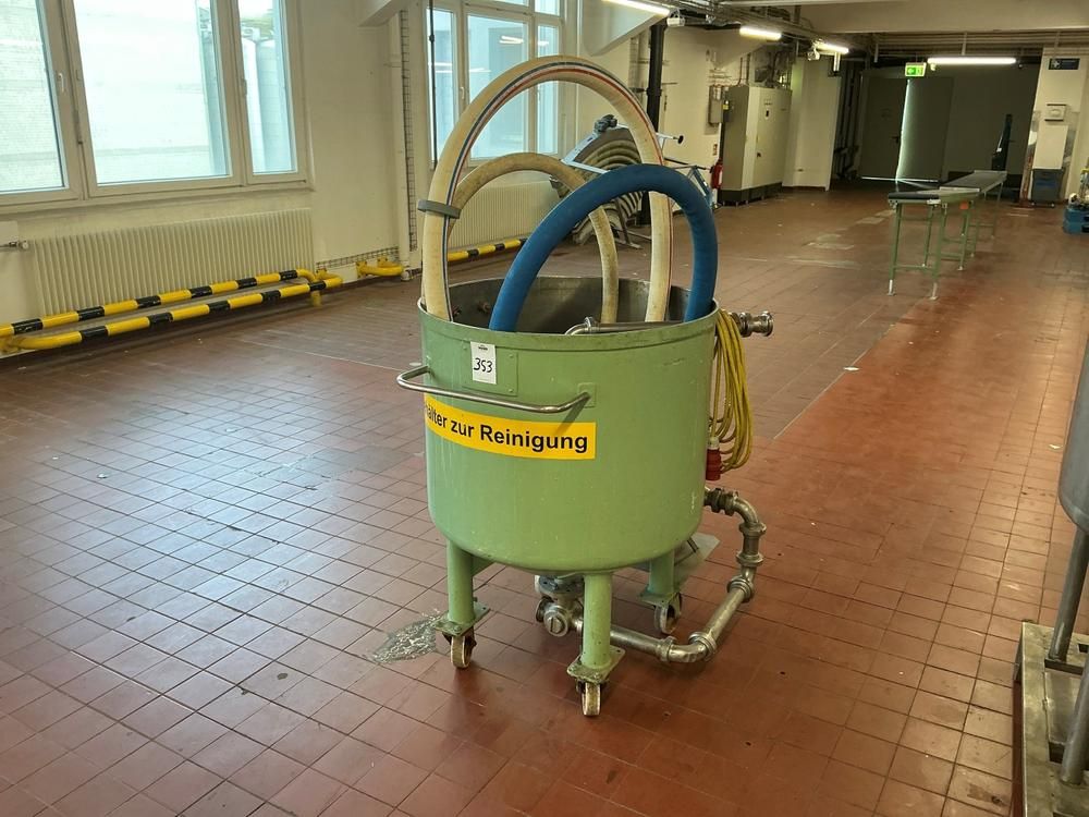 Storage tank with pump