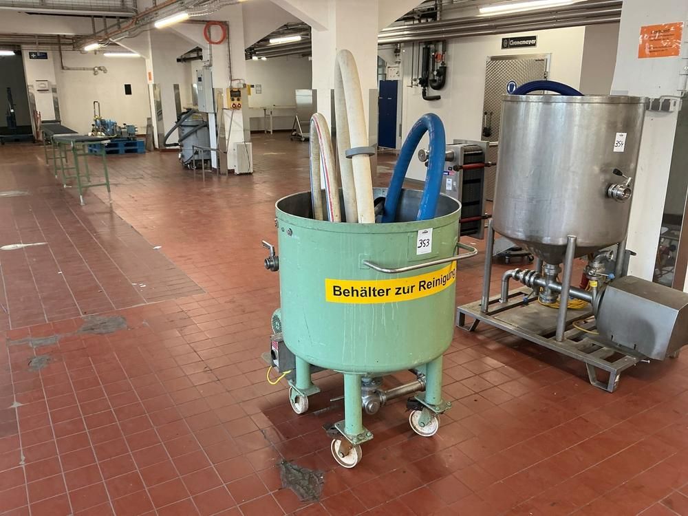 Storage tank with pump
