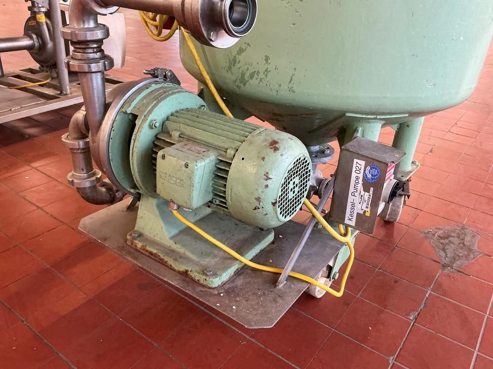 Storage tank with pump