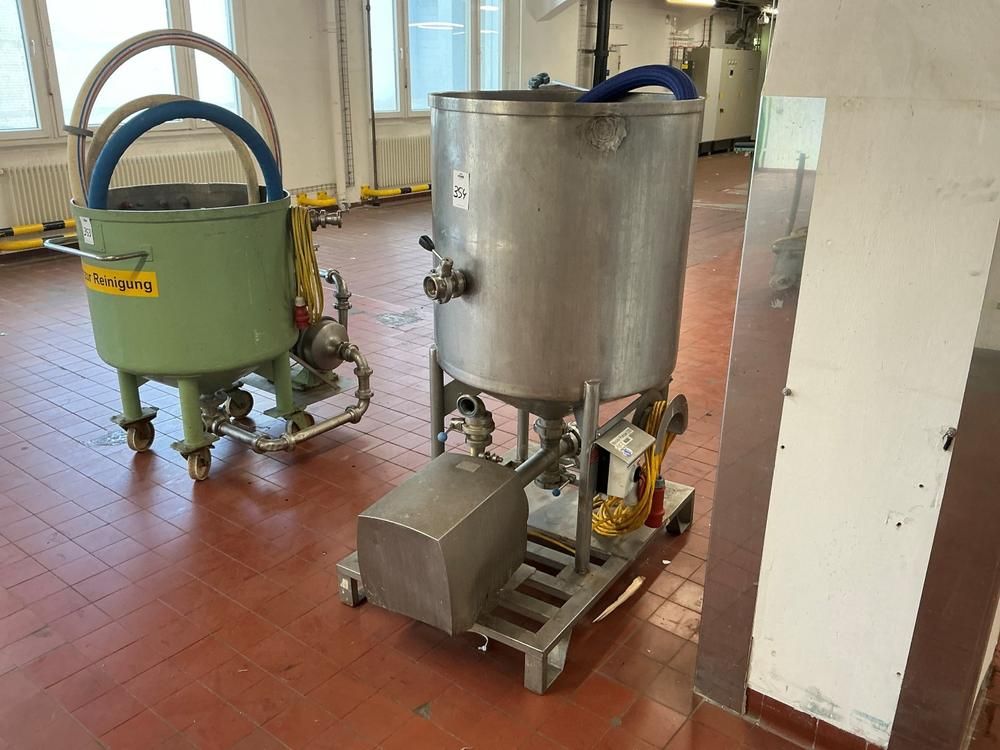 Storage tank with pump
