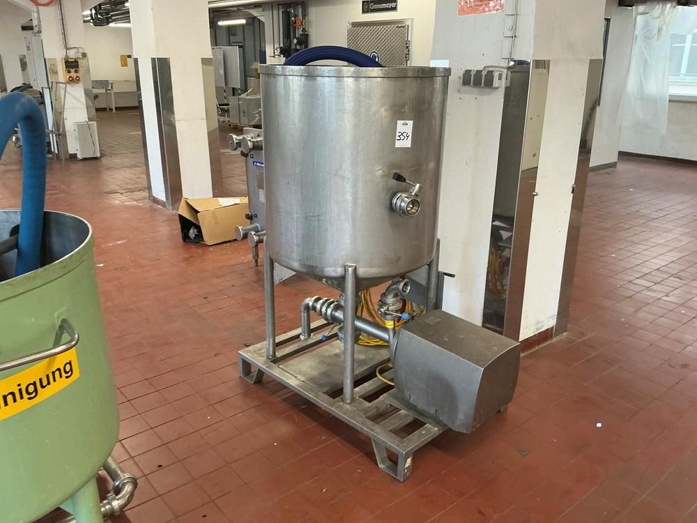 Storage tank with pump