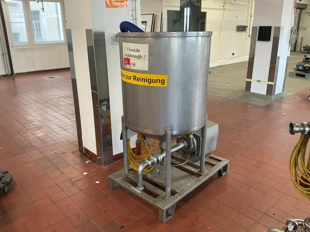 Storage tank with pump