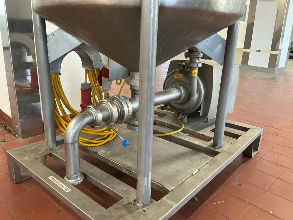 Storage tank with pump