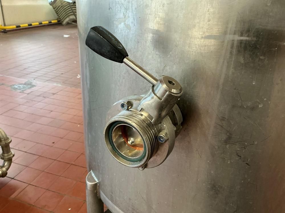 Storage tank with pump