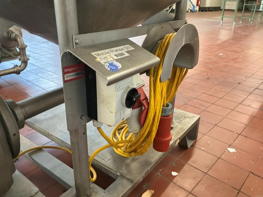 Storage tank with pump