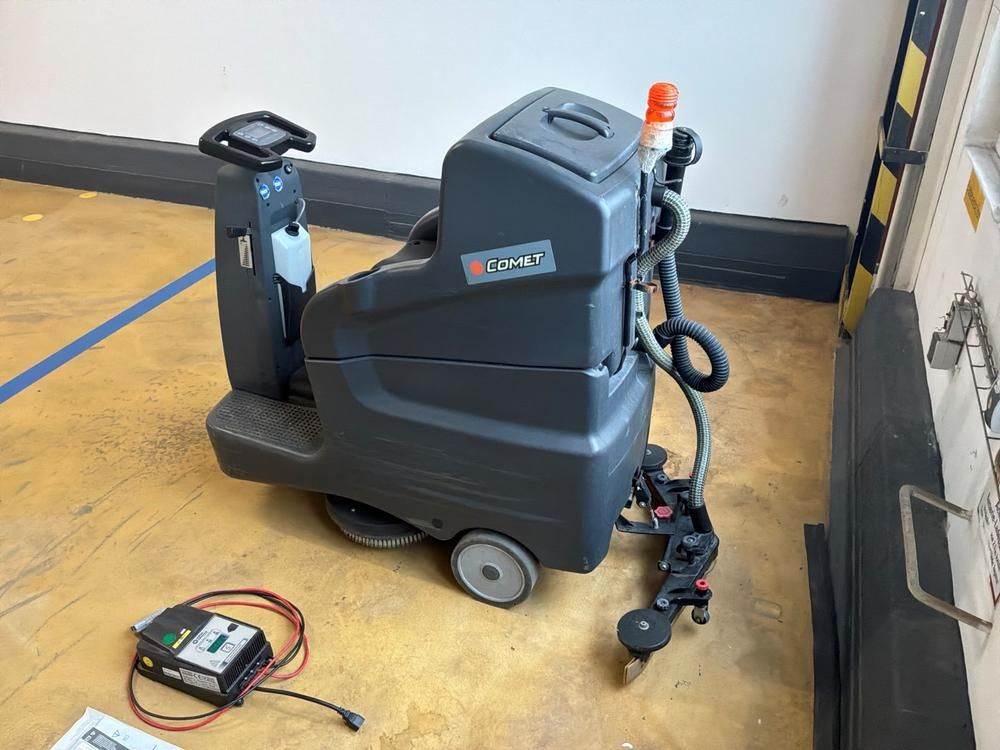 Comet CRS 66 floor cleaner