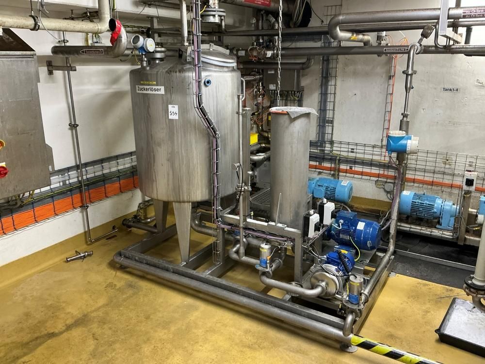 Pump station with storage tank