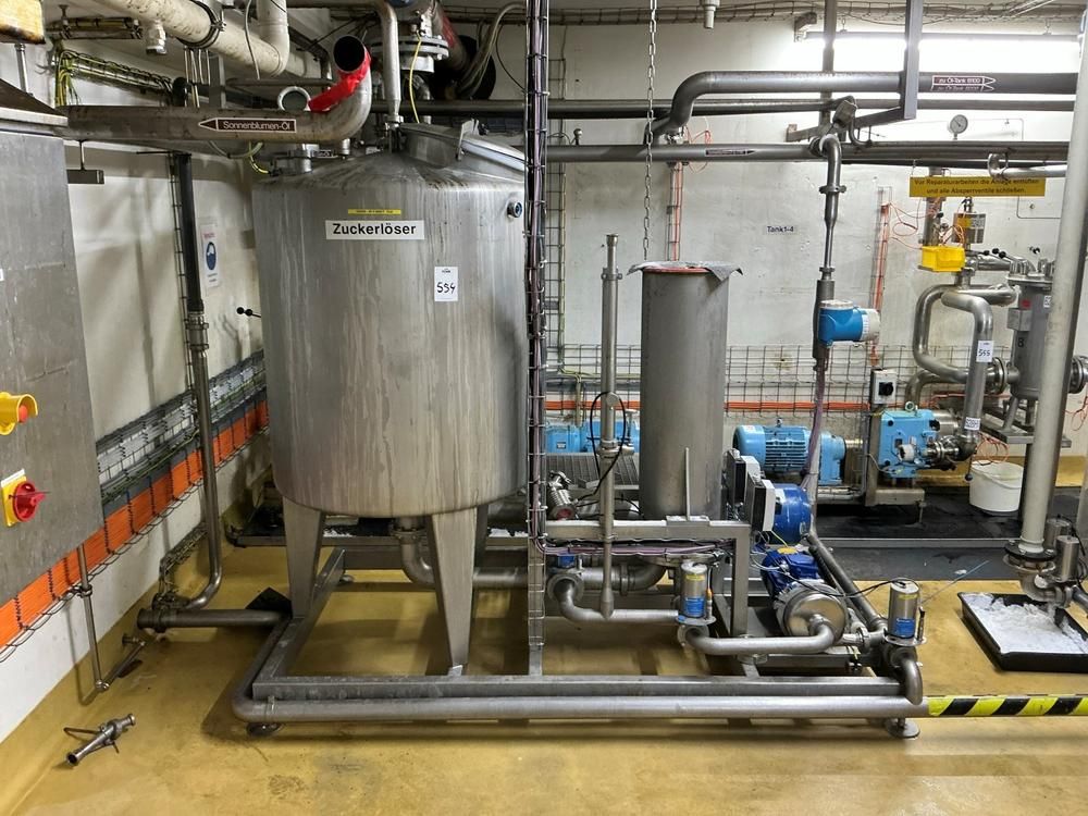 Pump station with storage tank