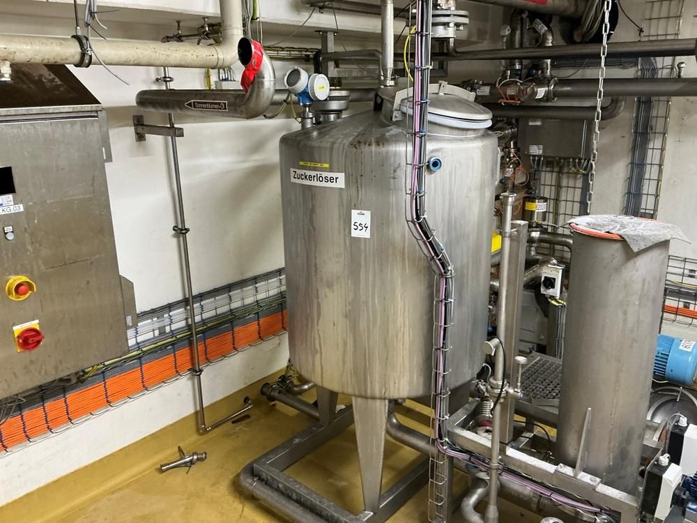 Pump station with storage tank