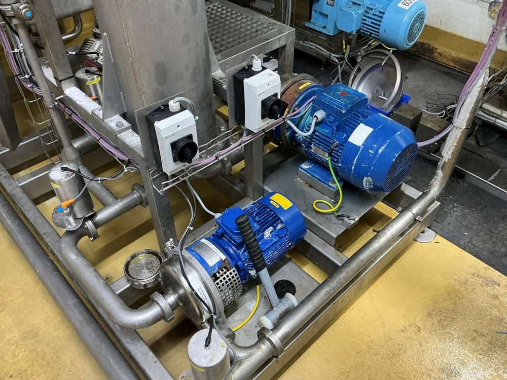 Pump station with storage tank