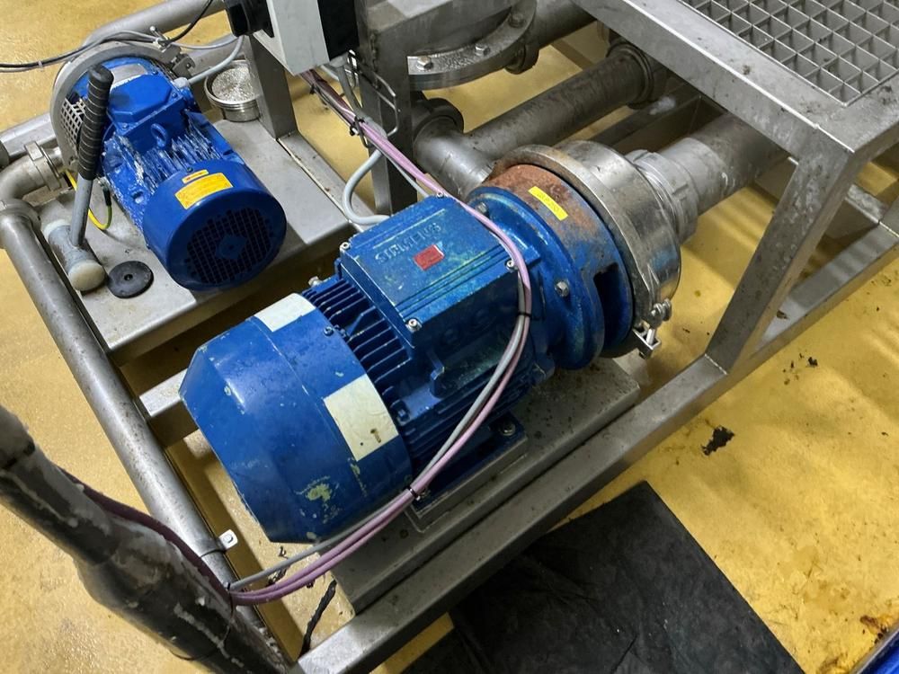 Pump station with storage tank
