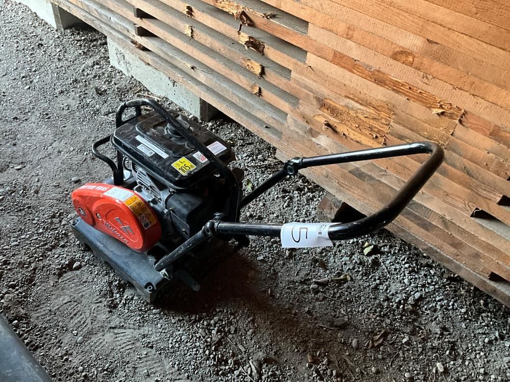 2016 Mikasa MVB-85 Plate compactor