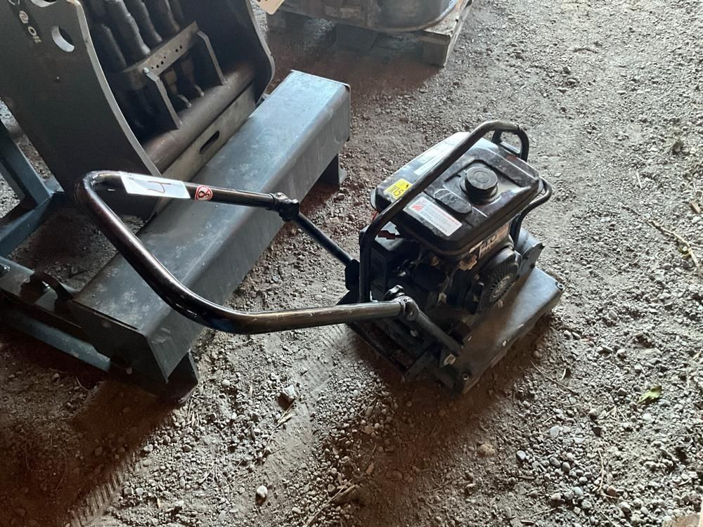 2016 Mikasa MVB-85 Plate compactor
