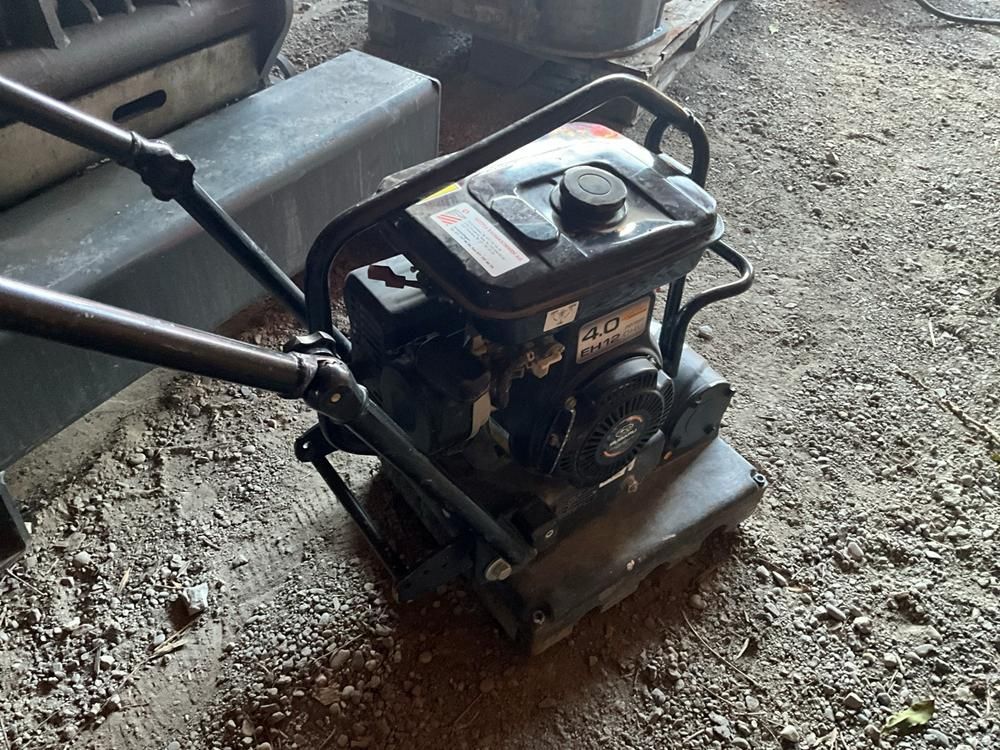 2016 Mikasa MVB-85 Plate compactor