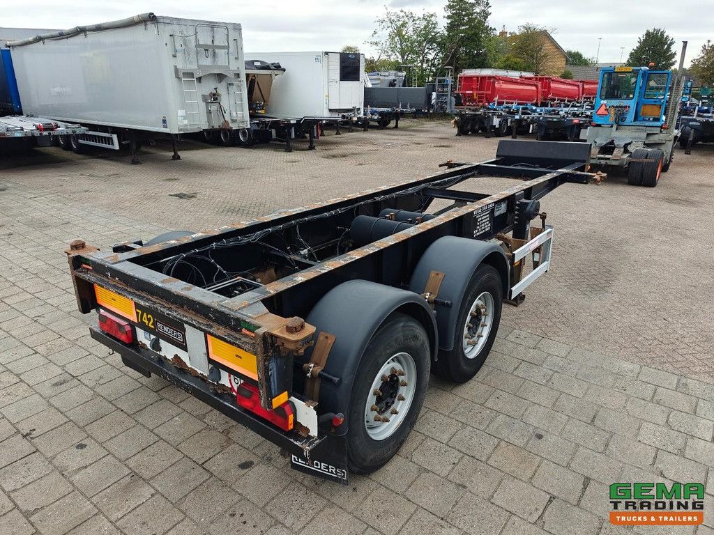 Renders EURO 700 20FT - 3040KG - 2 Mercedes Axles Disc Brakes