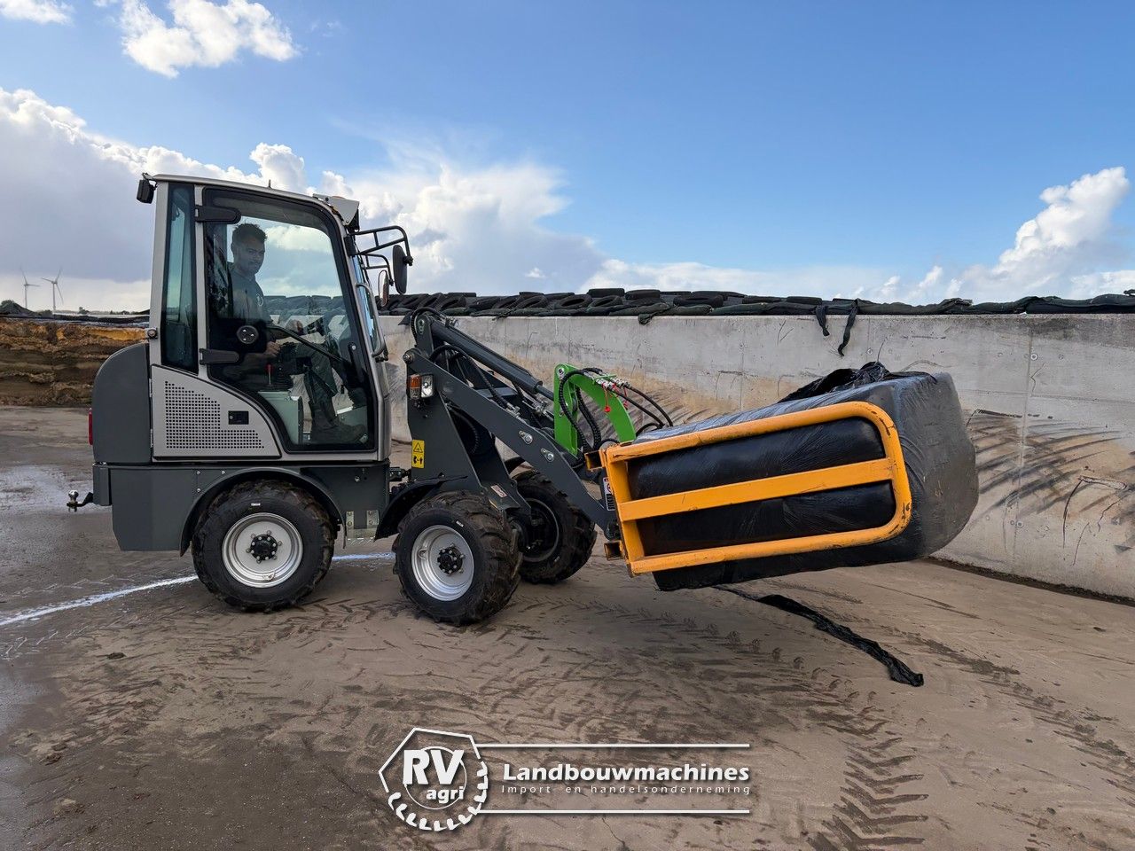 WCM L2110E elektrische shovel SLECHTS 10 DRAAIUREN!
