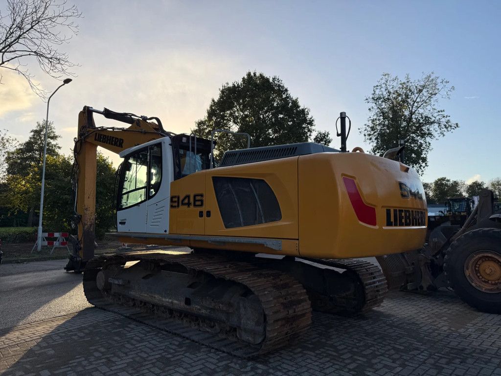 Liebherr R946