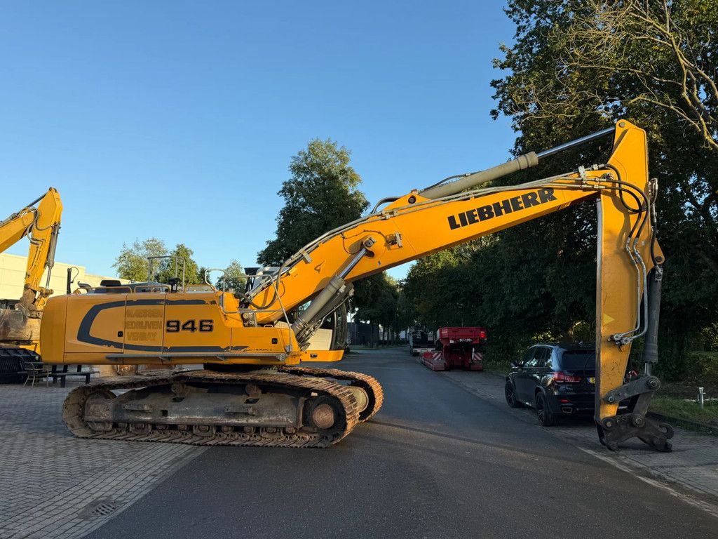 Liebherr R946