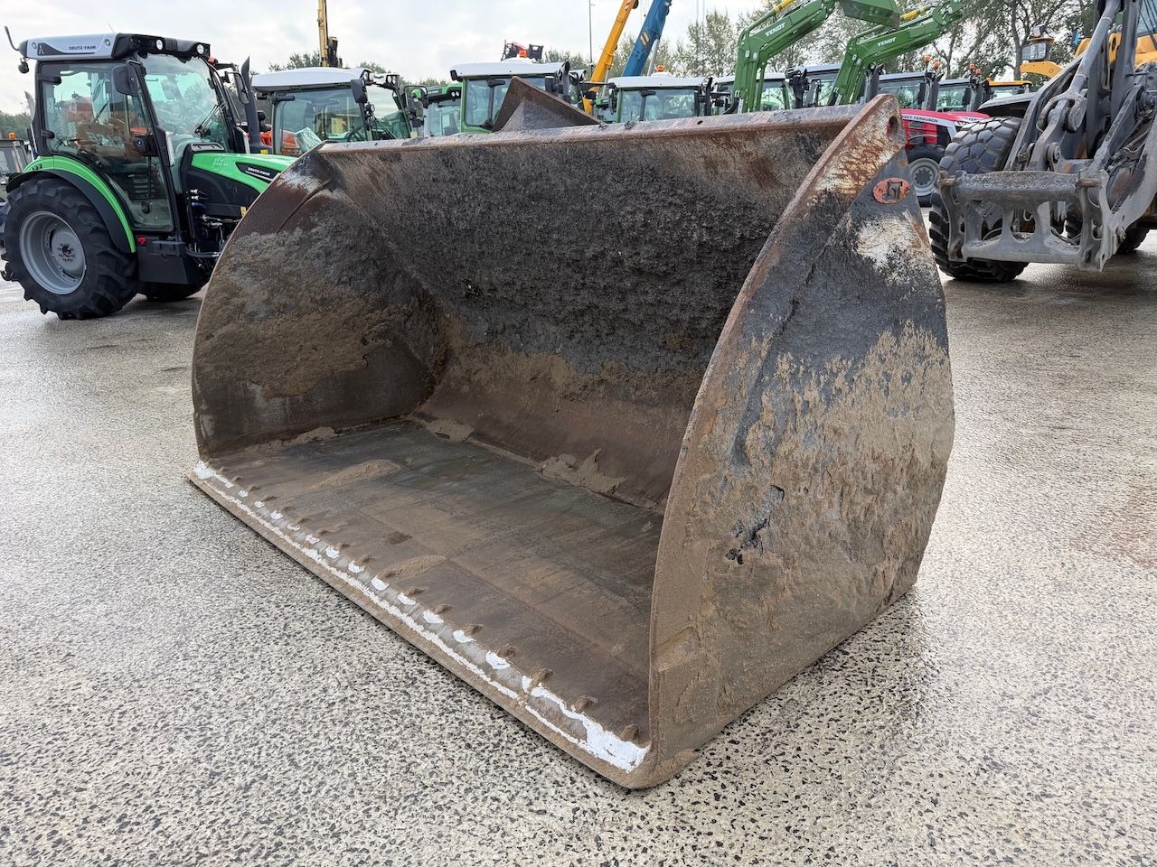 Dichte bak Volvo L120H 280cm 4000ltr