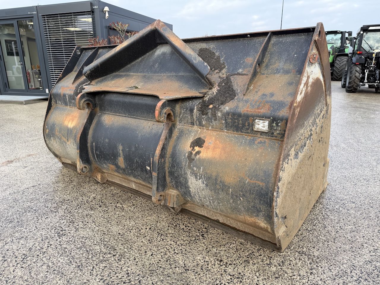 Dichte bak Volvo L120H 280cm 4000ltr