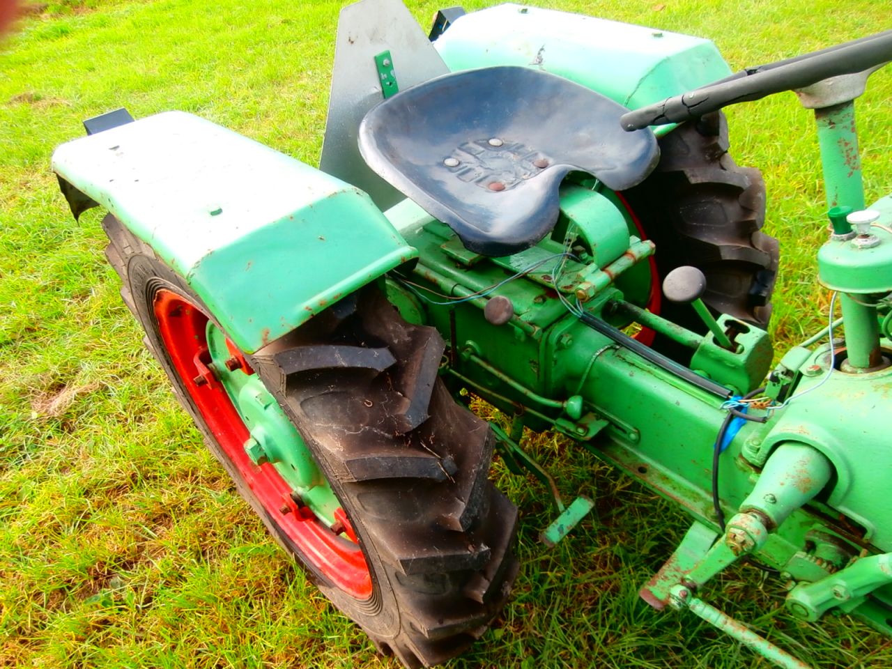 Holder B 10 A smalspoortractor goedlopend nw banden accu nette s