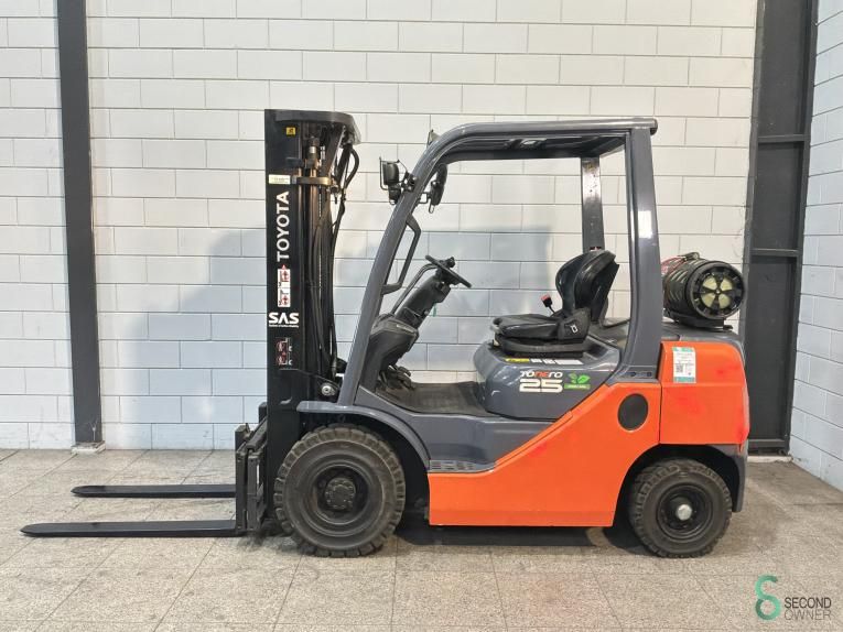 Forklifts LPG Toyota 02-8 FGF 25 2008 Triplex