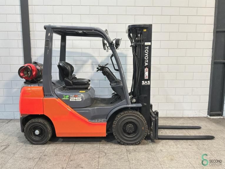 Forklifts LPG Toyota 02-8 FGF 25 2008 Triplex