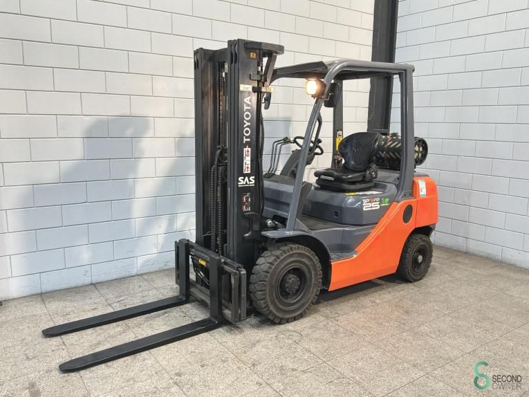 Forklifts LPG Toyota 02-8 FGF 25 2008 Triplex
