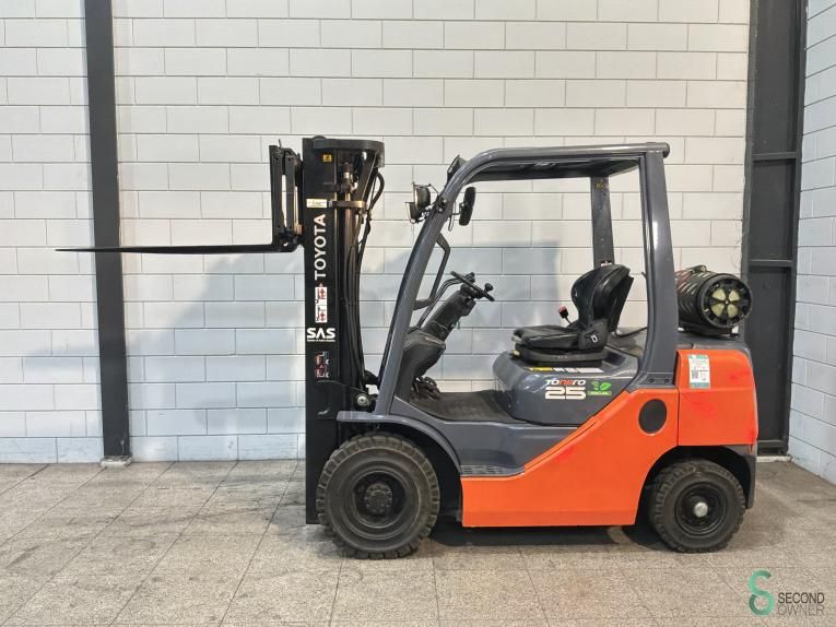 Forklifts LPG Toyota 02-8 FGF 25 2008 Triplex