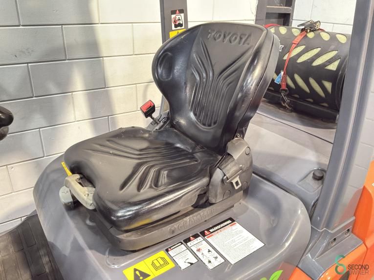 Forklifts LPG Toyota 02-8 FGF 25 2008 Triplex