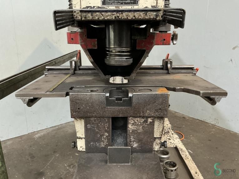 Pons-knipmachines Mubea KBLH1000