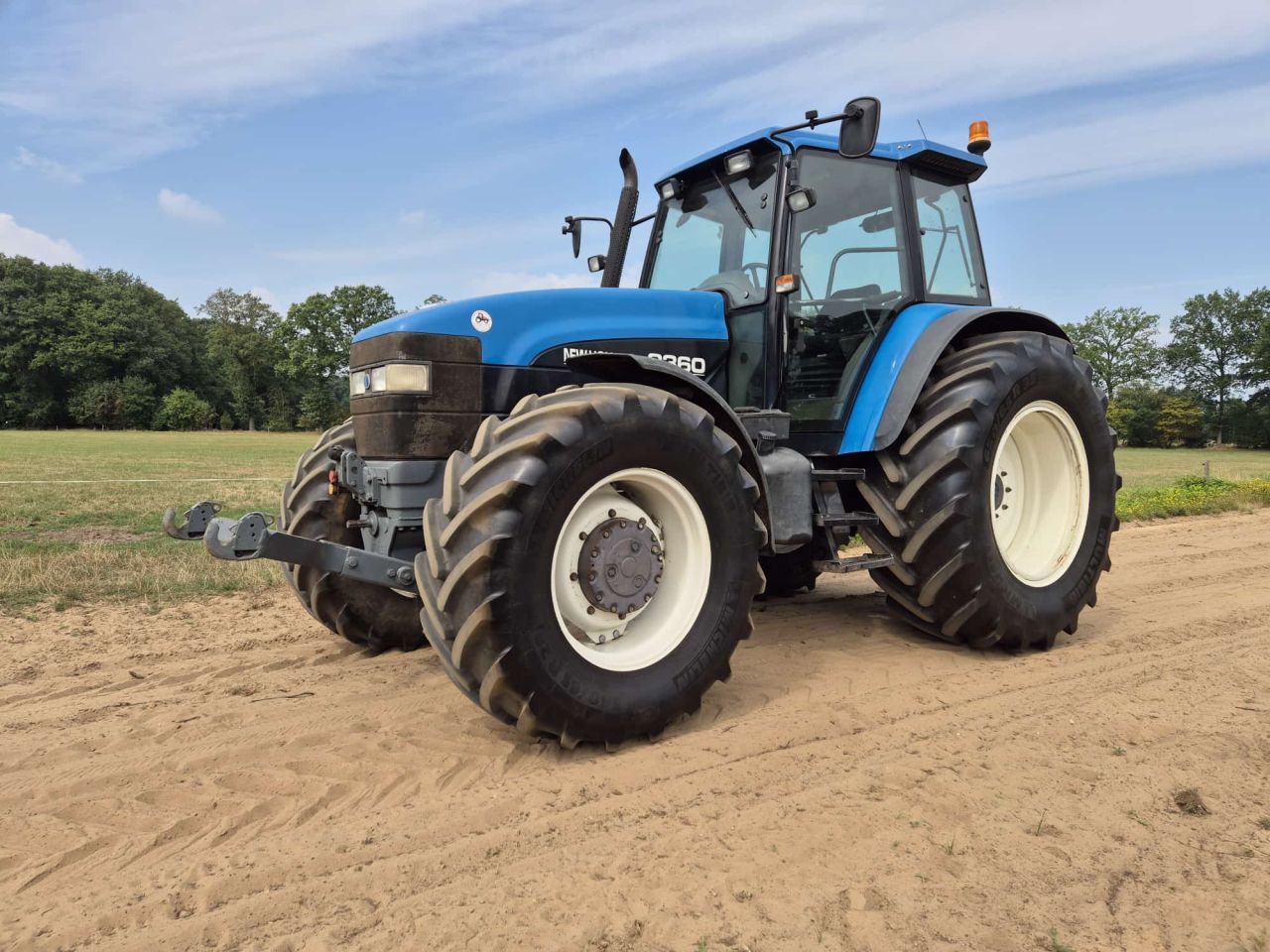 Mooie New Holland 8360 met front hef / pto