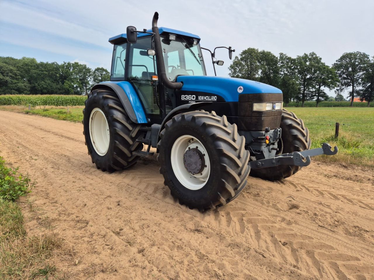 Mooie New Holland 8360 met front hef / pto