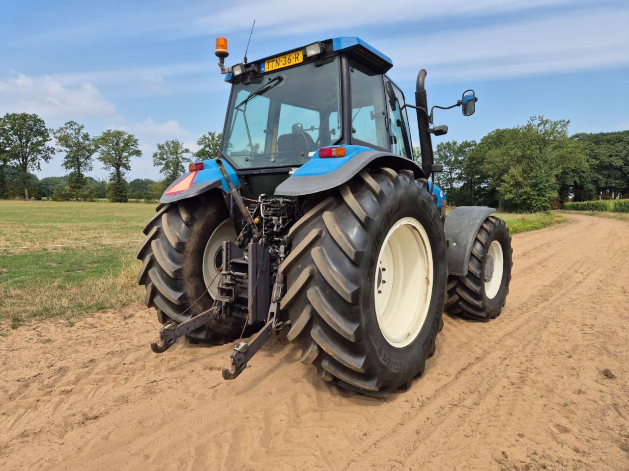 Mooie New Holland 8360 met front hef / pto