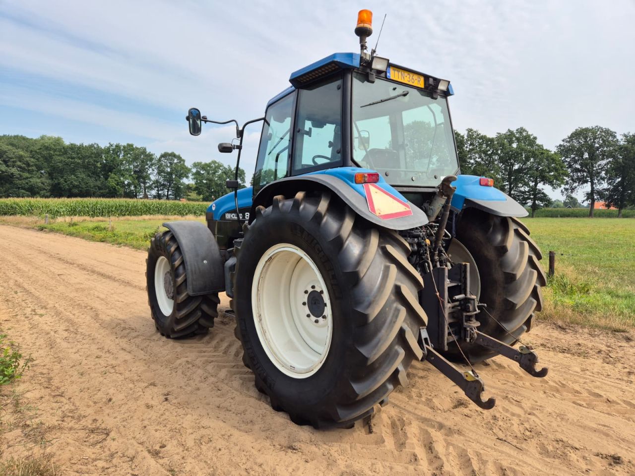 Mooie New Holland 8360 met front hef / pto