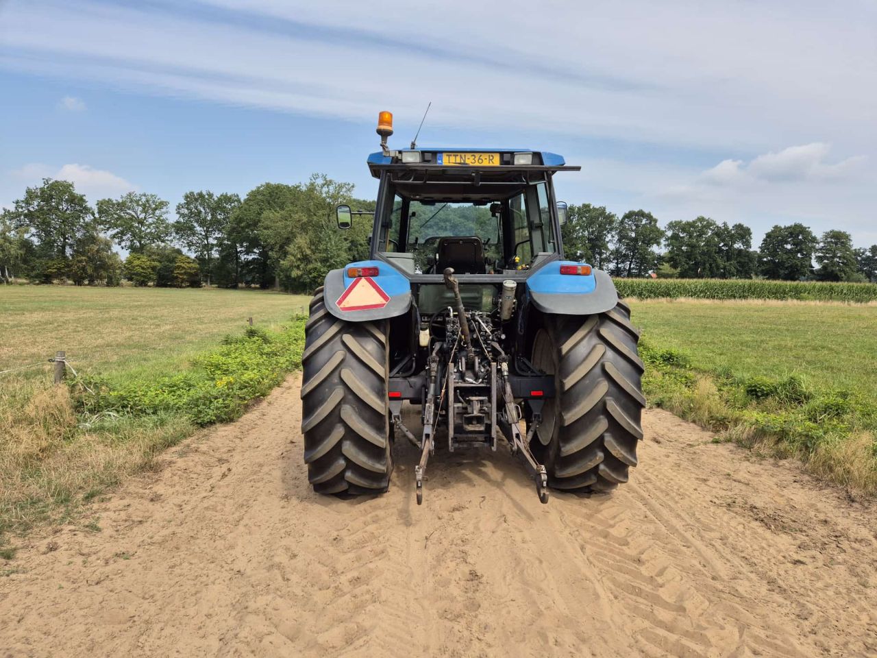 Mooie New Holland 8360 met front hef / pto