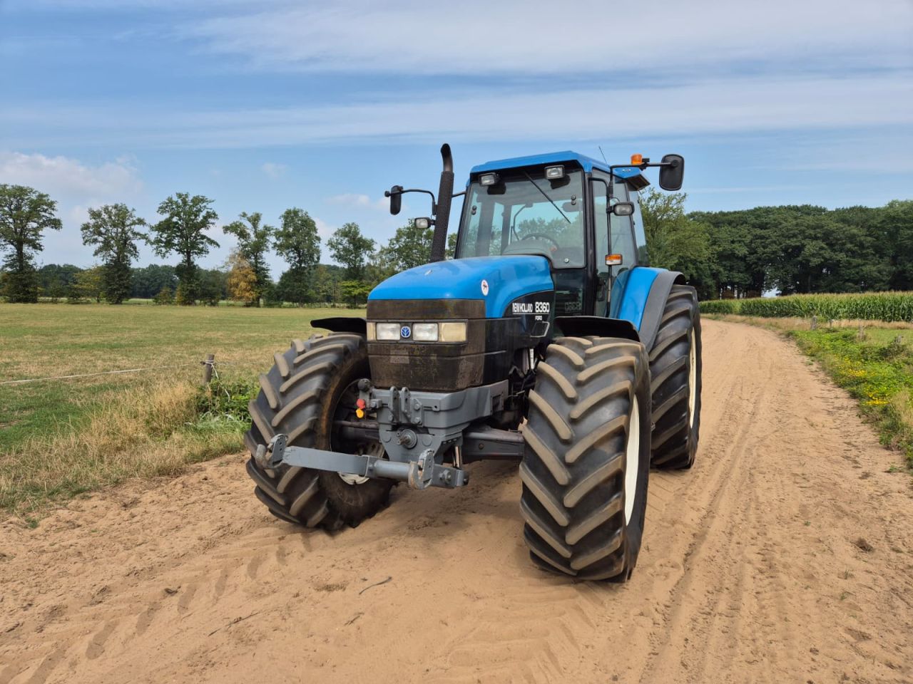 Mooie New Holland 8360 met front hef / pto