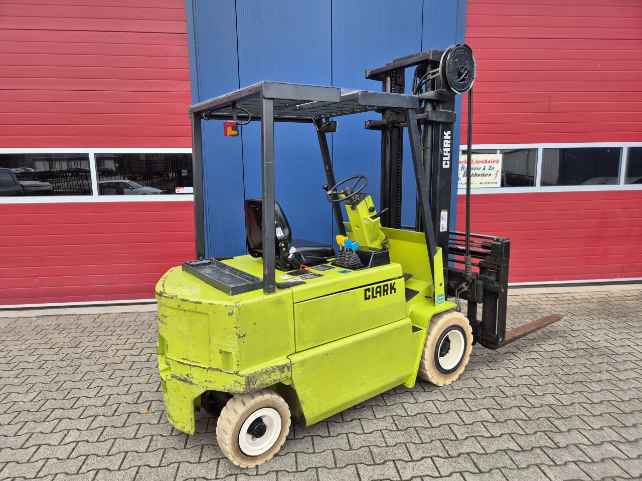 CLARK EPM30 HEFTRUCK 3 TONS MET SIDESHIFT EN VORKVERSTELLER