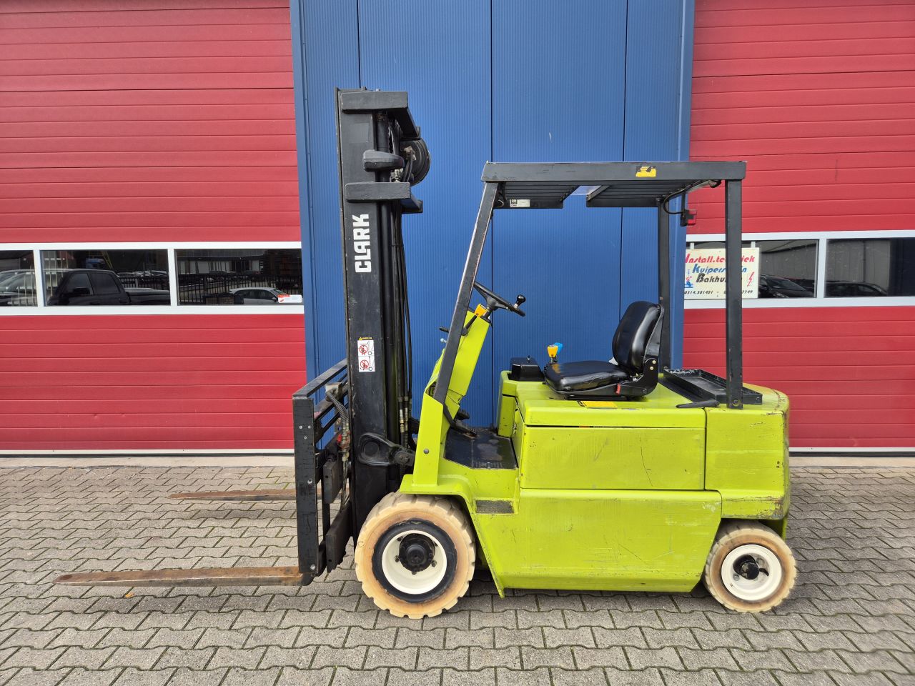 CLARK EPM30 HEFTRUCK 3 TONS MET SIDESHIFT EN VORKVERSTELLER
